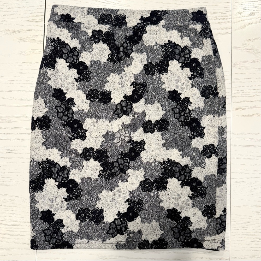 41 Hawthorn Black and White Floral Pencil Skirt